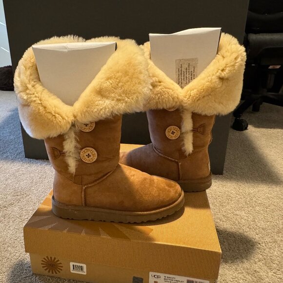 UGG Bailey Button Triplet Chestnut Suede Sheepskin Women’s Boots Size 7 w/Box - Picture 6 of 8